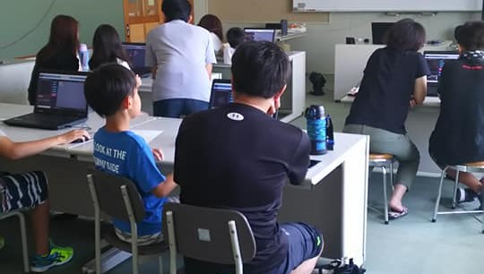 授業のようす：親子でパソコンに向かって学んでいる場面